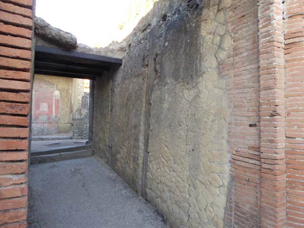 V. 35, Herculaneum, September 2015. Looking north along east wall of entrance corridor 13. Photo courtesy of Michael Binns.