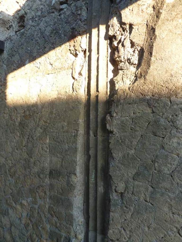 Ins. V 35, Herculaneum, September 2015. East wall of entrance corridor, or fauces 13.
According to Maiuri, embedded in the walls of the fauces as constructional material, there are tufa columns perhaps belonging tot he ancient, destroyed peristyle of the adjoining Samnite House.
See Maiuri, A. Herculaneum, (No.53 of the series of Guide-books to Museums, Galleries and Monuments of Italy), (p.52)