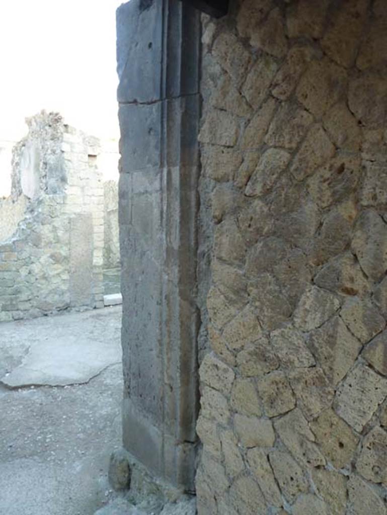 Ins. V 35, Herculaneum, September 2015. Embedded tufa columns in east wall of entrance corridor, or fauces 13.