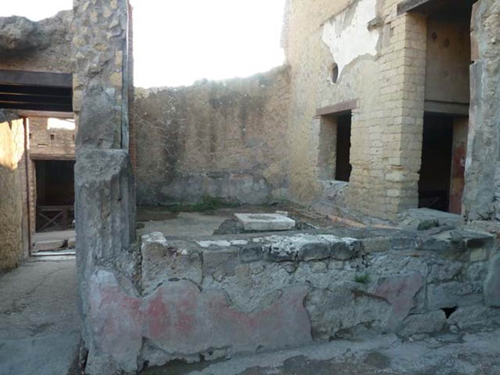 V.35 Herculaneum, September 2015. Looking south towards the courtyard 12, on west side of entrance corridor 13.
According to Maiuri, this small open courtyard to the side of the entrance and on a higher level than the rooms, had the double function of being the atrium to light and air the house, and to collect the rainwater from the roof into the cistern.