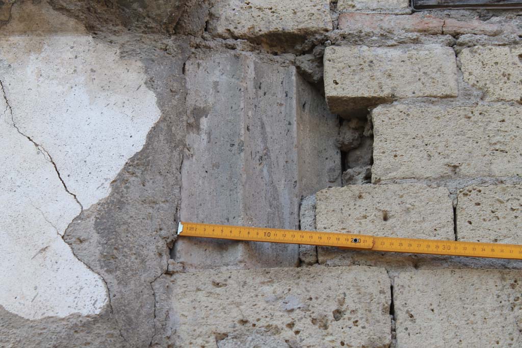 V.35 Herculaneum. March 2014. Detail from west wall. Courtyard 12.
Foto Annette Haug, ERC Grant 681269 DÉCOR