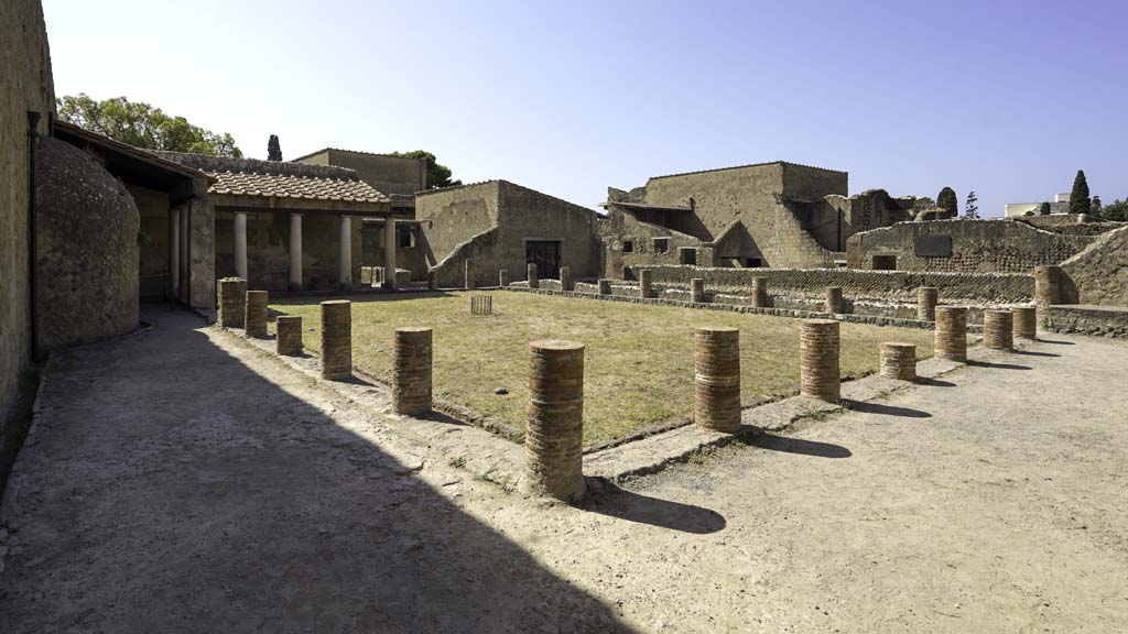 VI.1/7, Herculaneum. August 2021.
Looking south-east across palaestra from near entrance at Ins. VI.1. Photo courtesy of Robert Hanson.