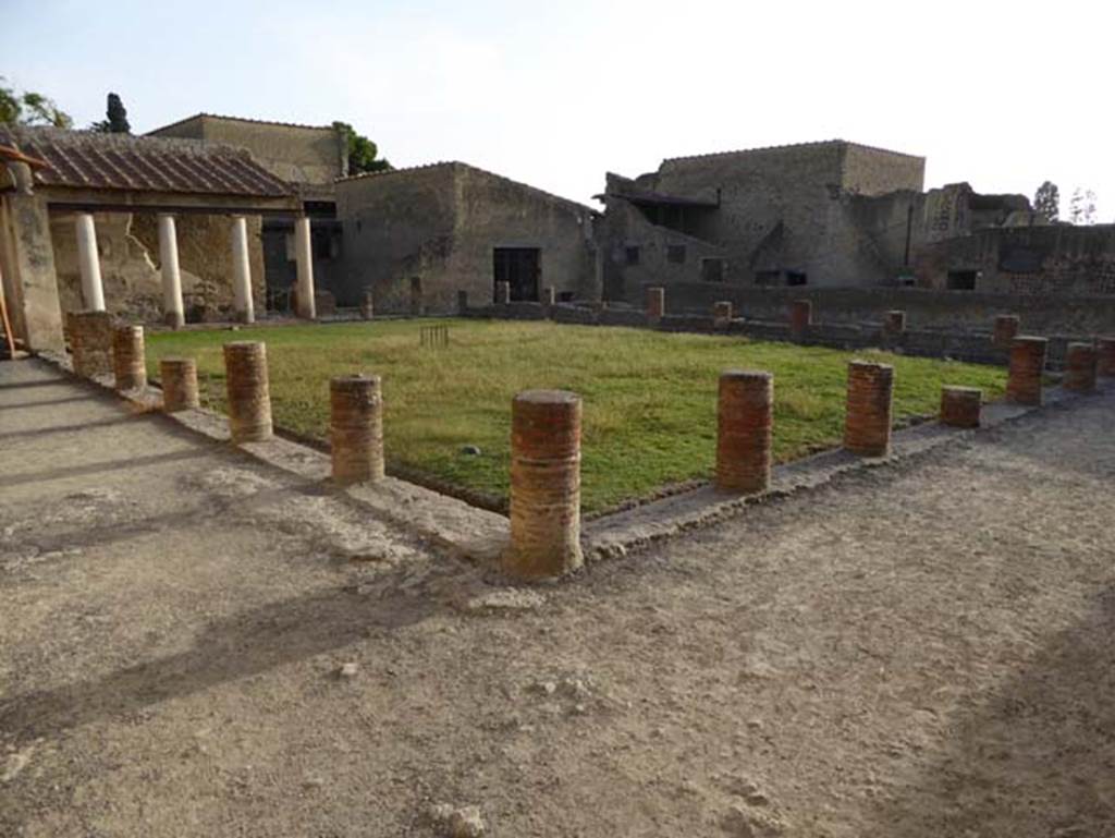 VI.1/7, Herculaneum. October 2014. Looking south-east across palaestra from near entrance at Ins. VI.1. Photo courtesy of Michael Binns.
