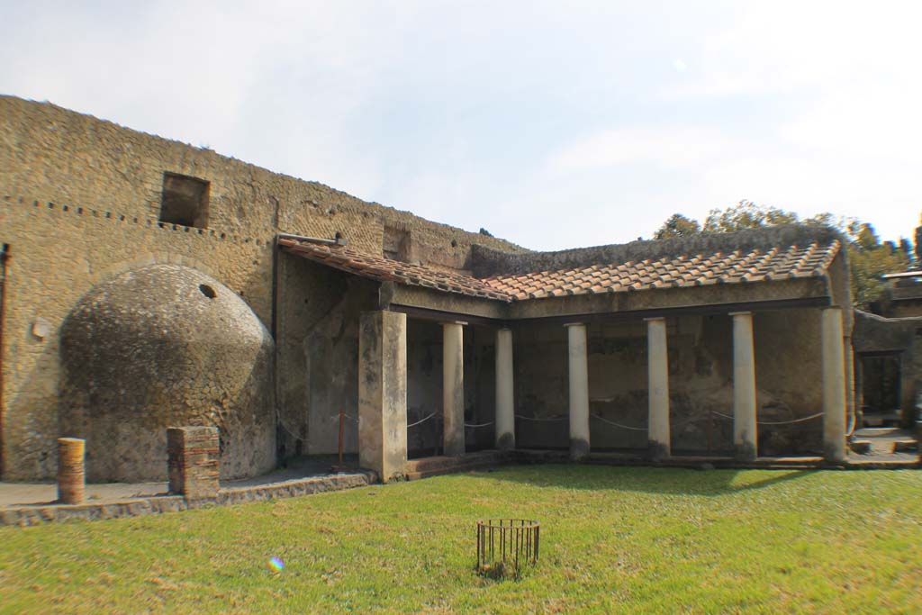 VI.1/7, Herculaneum. March 2014. Looking north-east across open-exercise area of Baths.
The doorway of VI.7, can be seen on the right.
Foto Annette Haug, ERC Grant 681269 DÉCOR