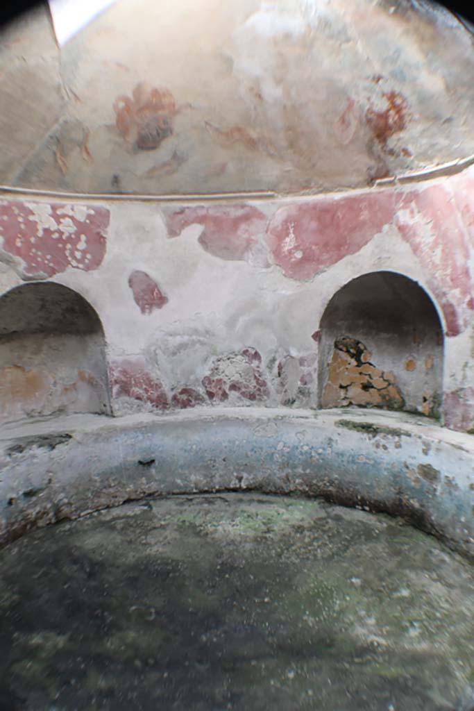 VI.1/7, Herculaneum. March 2014. Looking south across the cold-water plunge pool.
Foto Annette Haug, ERC Grant 681269 DÉCOR

