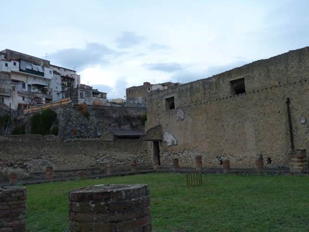 VI.5, Herculaneum, September 2015. Looking north-west across columned portico, from exercise area.