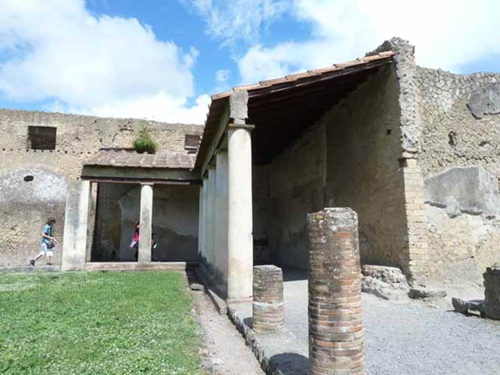 VI.5, Herculaneum. Central Baths, May 2010. Looking towards north and east portico, with doorway from Ins. VI.7, on right. Looking north.