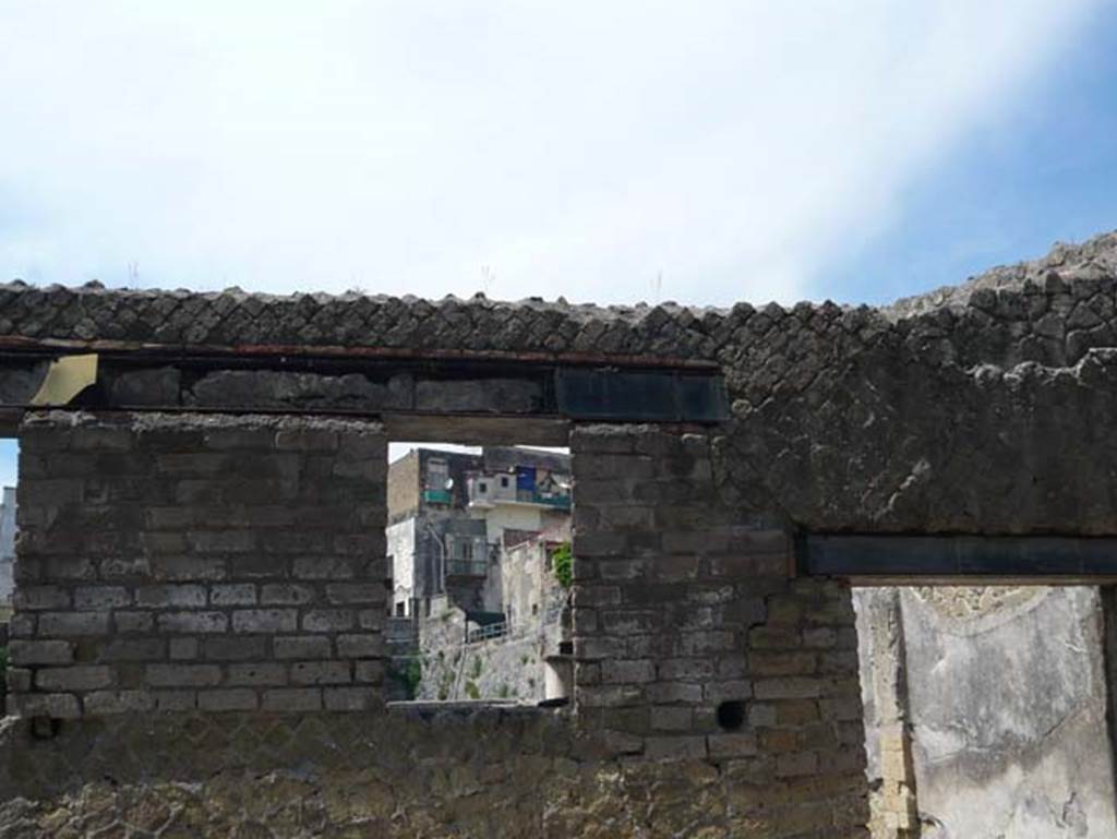 Ins. VI.7, Herculaneum. May 2009. Window in exterior wall, on south side of entrance doorway. Photo courtesy of Buzz Ferebee.