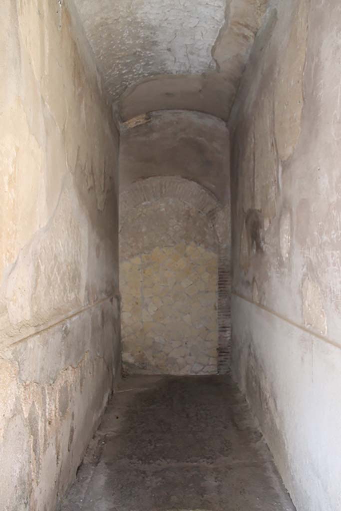 VI.8 Herculaneum. March 2014.
Looking west along corridor, on the south side of the changing room.
Foto Annette Haug, ERC Grant 681269 DÉCOR