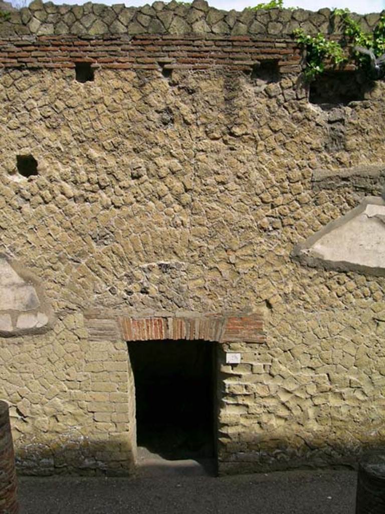 VI.9 Herculaneum. May 2004. Looking west on Cardo IV. Photo courtesy of Nicolas Monteix.