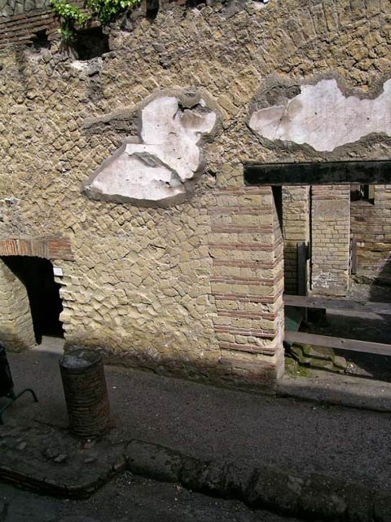VI 9, and VI.10, Herculaneum. May 2004. Looking west to entrance doorway in exterior facade.
Photo courtesy of Nicolas Monteix.
