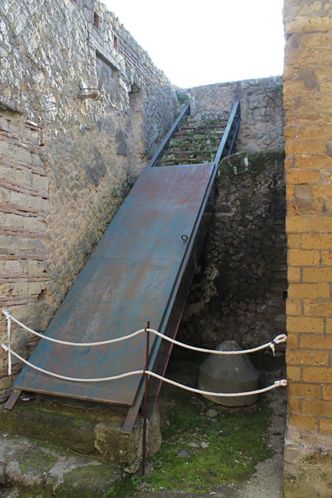 VI.10 Herculaneum. March 2014. Detail of steps to upper floor.
Foto Annette Haug, ERC Grant 681269 DÉCOR.