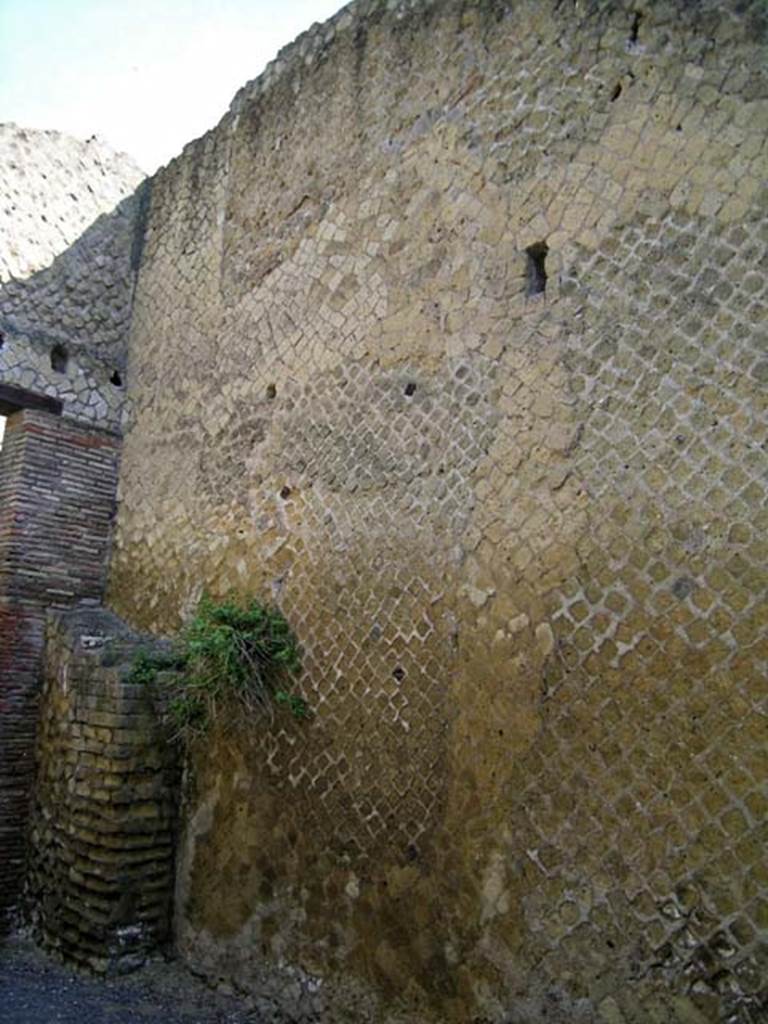 VI.10, Herculaneum. May 2004. Looking west along north wall from entrance.
Photo courtesy of Nicolas Monteix.