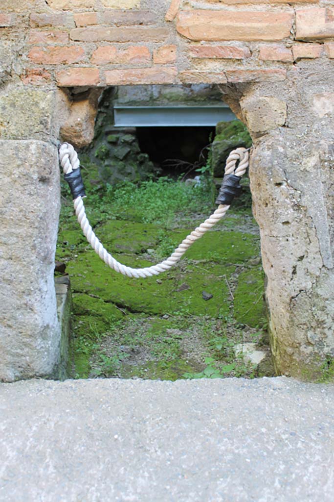 VI.10 Herculaneum, March 2014. Looking south into praefurnium in south wall of baths.
Foto Annette Haug, ERC Grant 681269 DÉCOR