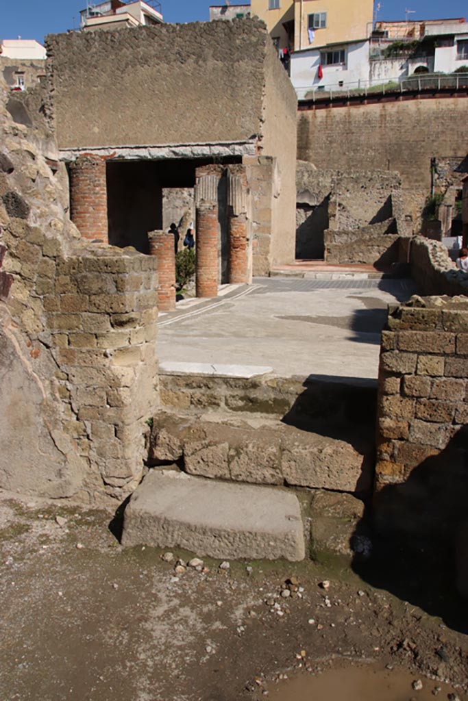 VI.11, Herculaneum. October 2022.
Room 15, looking north from vestibule towards peristyle. Photo courtesy of Klaus Heese.