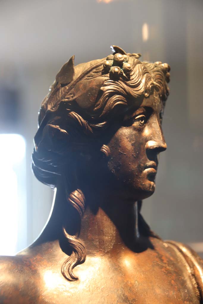 VI.12 Herculaneum. October 2020.
Detail of head of bronze statuette of Bacchus. On display in Antiquarium. Photo courtesy of Klaus Heese.