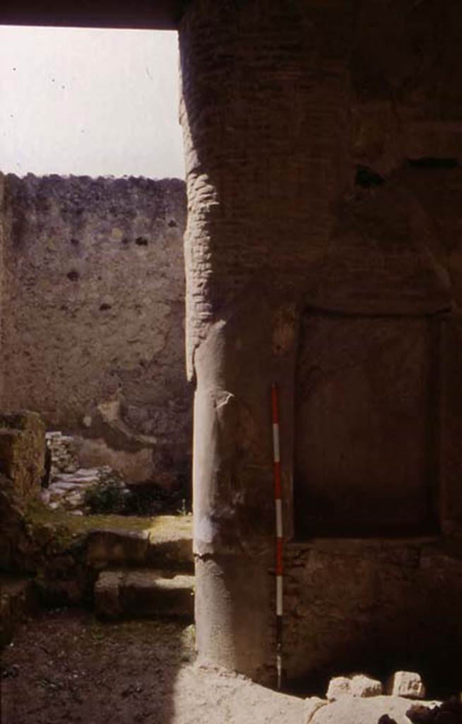 VI.12, Herculaneum. Not dated. East end of south wall of shop-room, showing steps and corner.
Photo courtesy of Nicolas Monteix.
