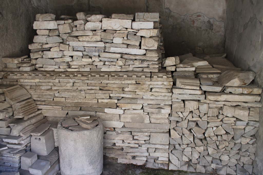 VI.14 Herculaneum, March 2014. Detail of deposit of fragments of marble found during the excavations.
Foto Annette Haug, ERC Grant 681269 DÉCOR.