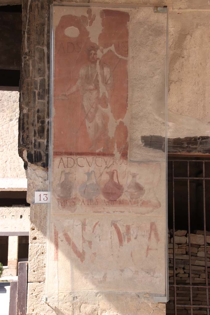 VI.14 Herculaneum, on right. September 2021.
Painted sign on pilaster between entrances 13, on left, and 14. Photo courtesy of Klaus Heese.