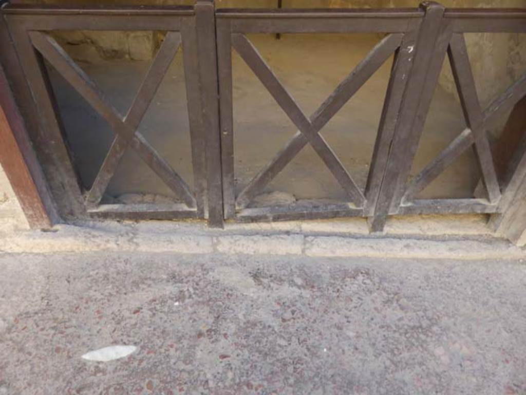 Ins. VI 15 Herculaneum, September 2015. Doorway threshold.