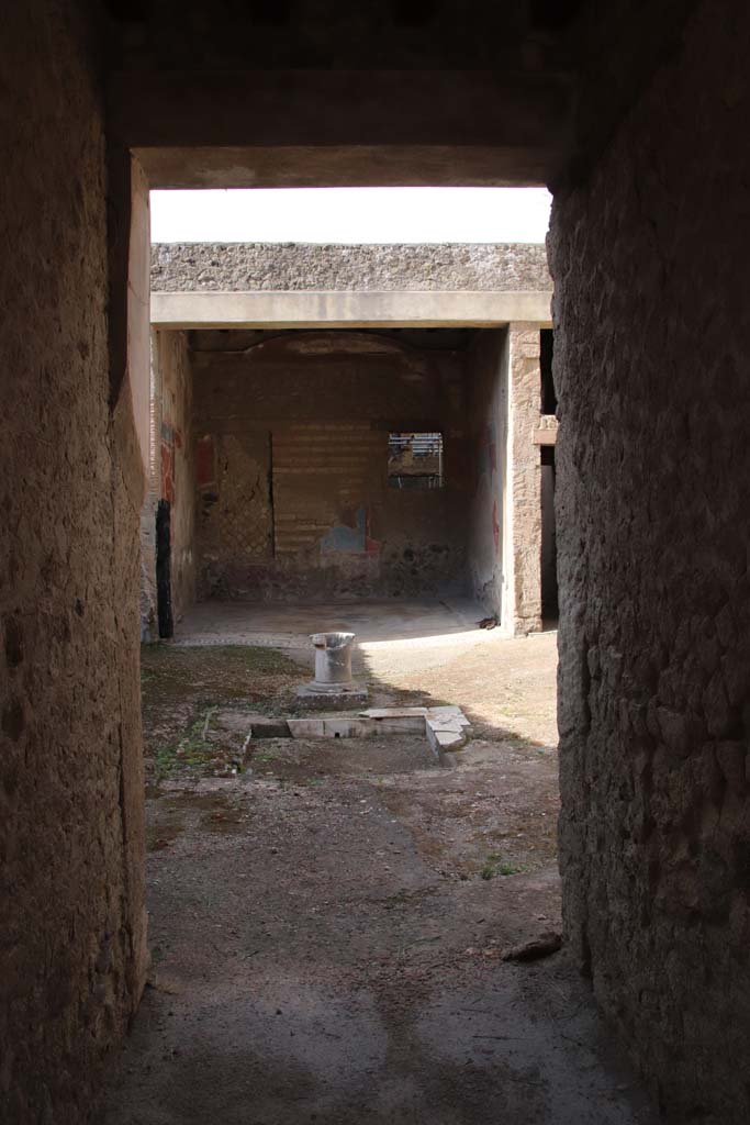 VI.17 Herculaneum, September 2017. Looking south from entrance corridor, across atrium.
Photo courtesy of Klaus Heese.