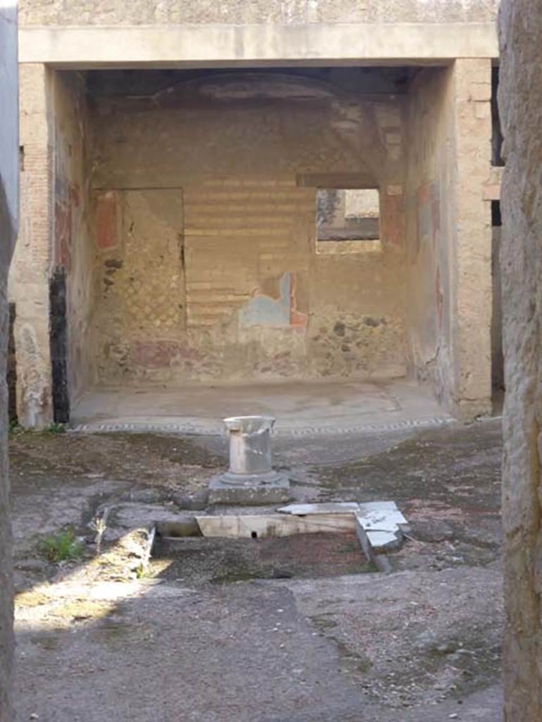 Ins. VI 17, Herculaneum, September 2015. Looking south across atrium towards tablinum.