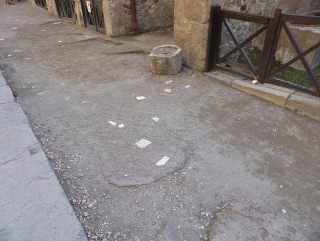 Ins. VI 19, Herculaneum, September 2015. Flooring outside bar.