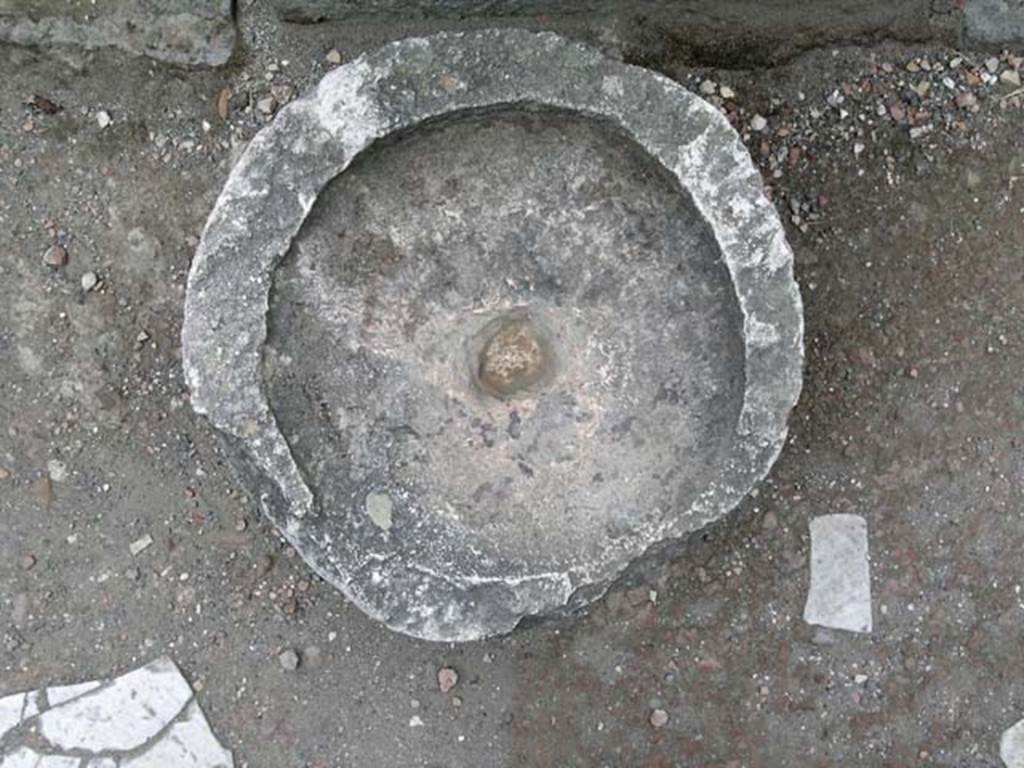 VI.19, Herculaneum. June 2006. Detail of top of stone tub/basin. Photo courtesy of Nicolas Monteix.