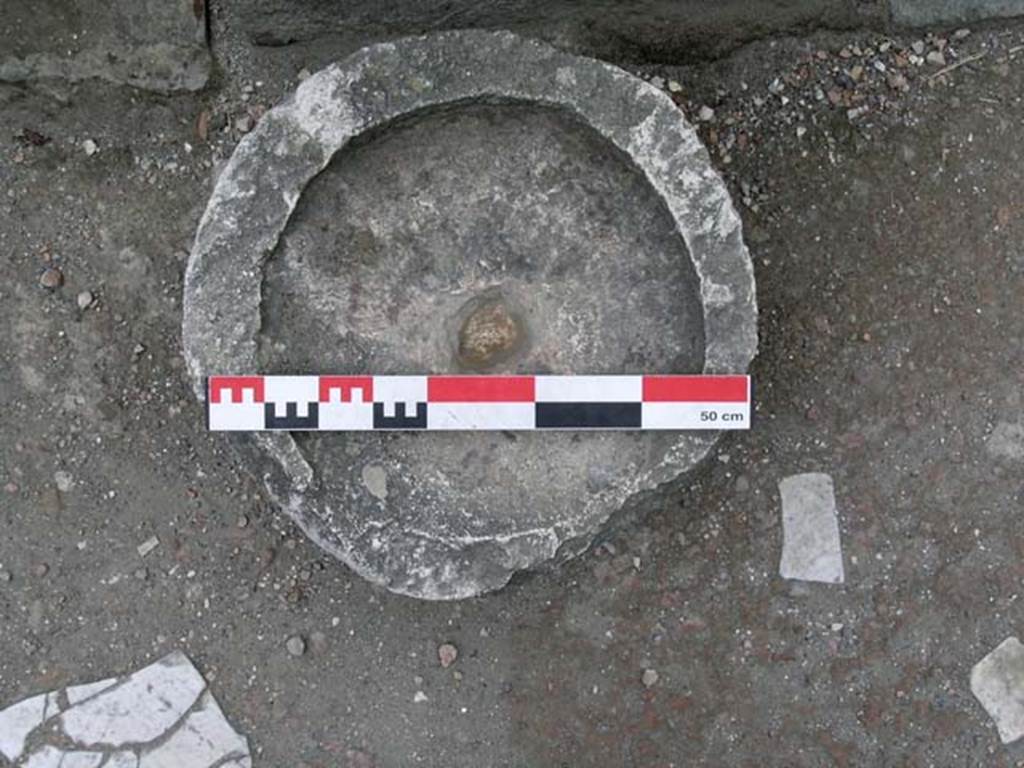 VI.19, Herculaneum. June 2006. Detail of top of stone tub/basin. Photo courtesy of Nicolas Monteix.