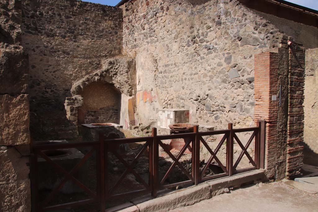VI.19, Herculaneum, September 2019. Looking south-west towards entrance doorway. Photo courtesy of Klaus Heese.