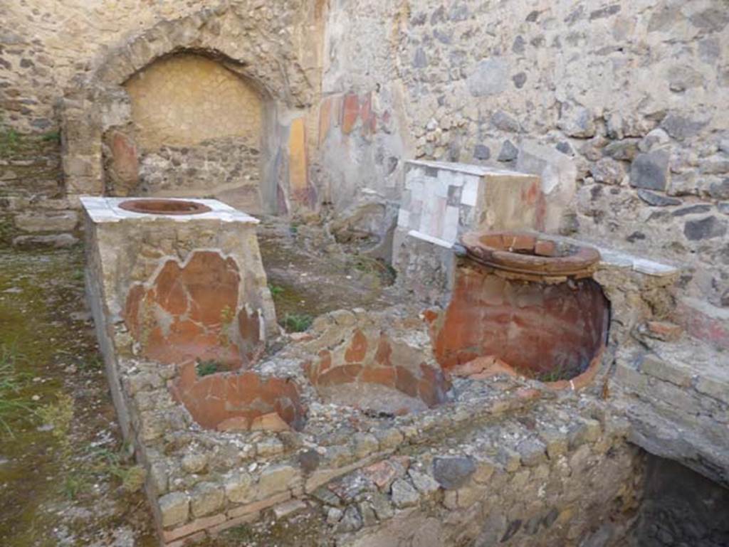 Ins. VI 19, Herculaneum, September 2015. Remaining terracotta dolia imbedded in counter/podium.