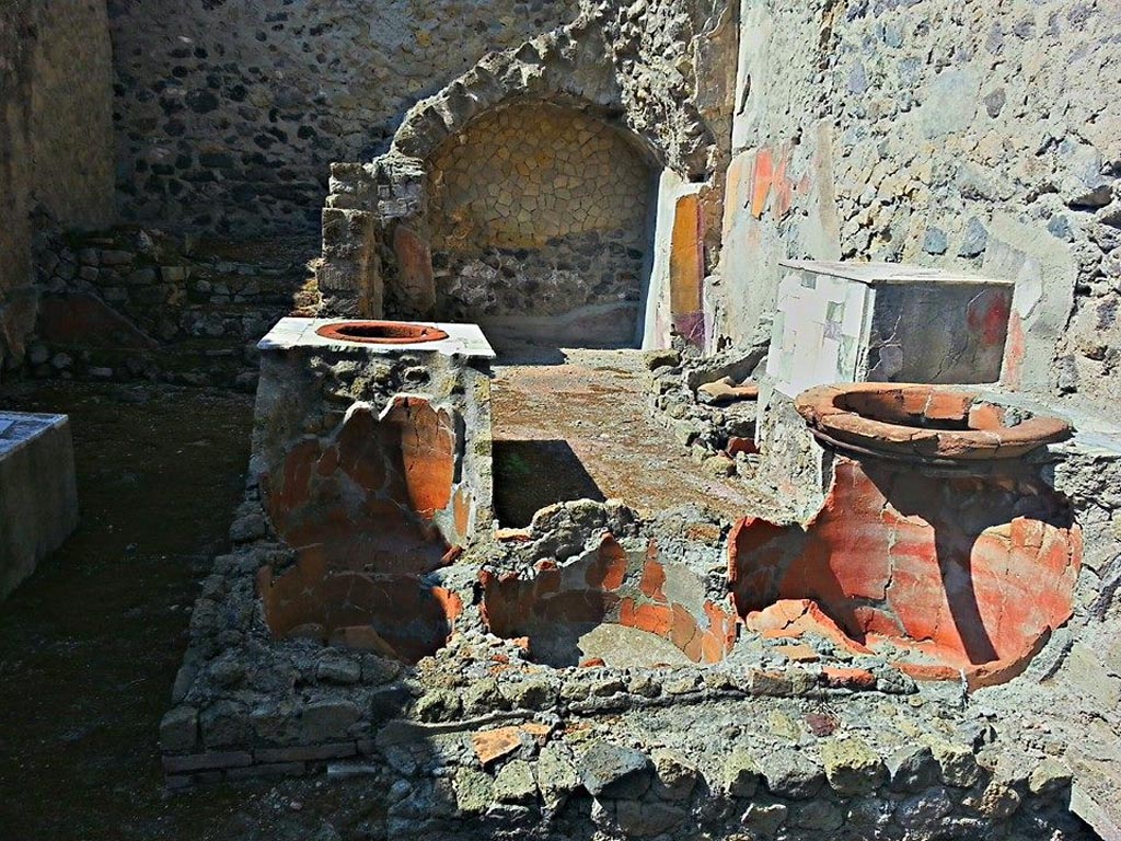 VI.19 Herculaneum, photo taken between October 2014 and November 2019.
Looking south. Photo courtesy of Giuseppe Ciaramella.