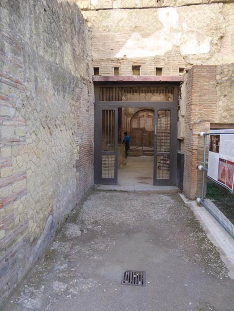 VI.21, Herculaneum. September 2015. Entrance doorway on Decumanus Maximus, looking south. Photo courtesy of Michael Binns.