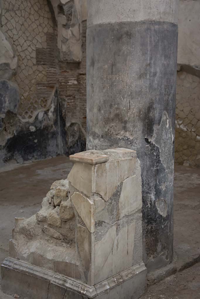 VI.21 Herculaneum, March 2019. Looking north-east towards rear of statue base
Foto Annette Haug, ERC Grant 681269 DÉCOR
