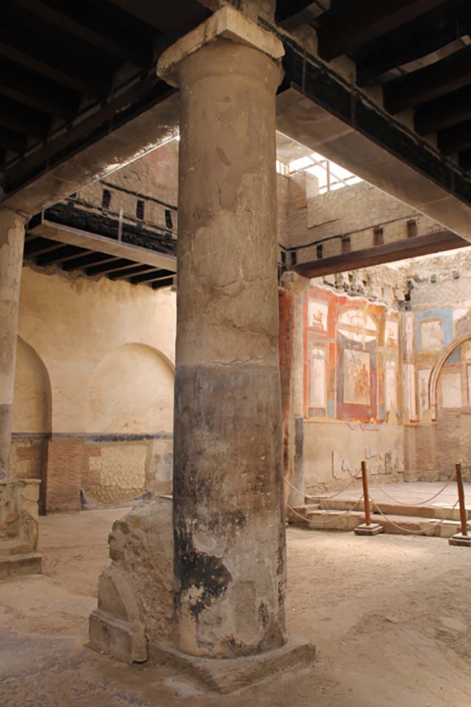 VI.21 Herculaneum, March 2014.
Looking south-east from rear of column and statue base on west side.
Foto Annette Haug, ERC Grant 681269 DÉCOR