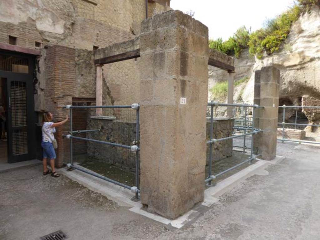 VI.22, Herculaneum, on right, October 2014. Looking towards west side of entrance of VI.21, and aedicula with marble columns at VI. 22-23. Photo courtesy of Michael Binns.