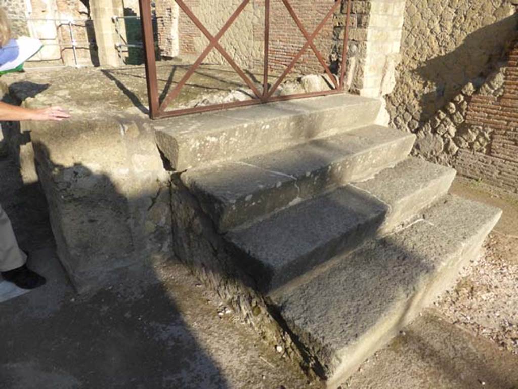 VI 24, Herculaneum, September 2015. Steps and rectangular structure at northern end of Cardo III Superiore.