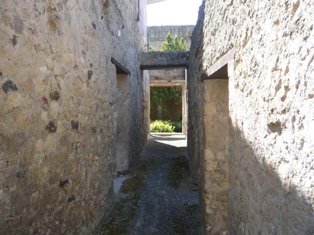 VI.26 Herculaneum, August 2013. Looking east along corridor towards peristyle, from rear entrance doorway. Photo courtesy of Buzz Ferebee.