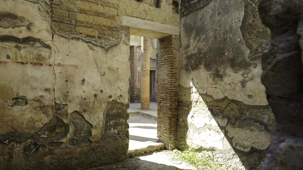 VI.28 Herculaneum, August 2021.
Looking towards east wall with doorway to atrium, and south wall, on right. Photo courtesy of Robert Hanson.