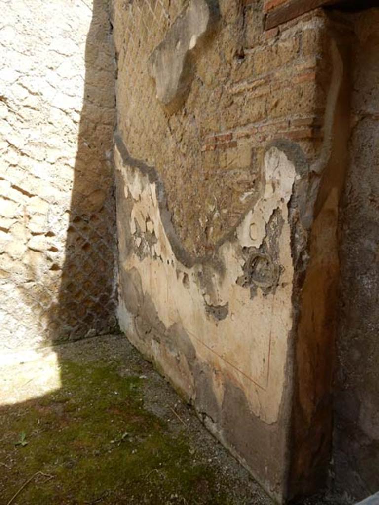 VI.29, Herculaneum. May 2018. Room 4, north-east corner and east wall.
Photo courtesy of Buzz Ferebee.
