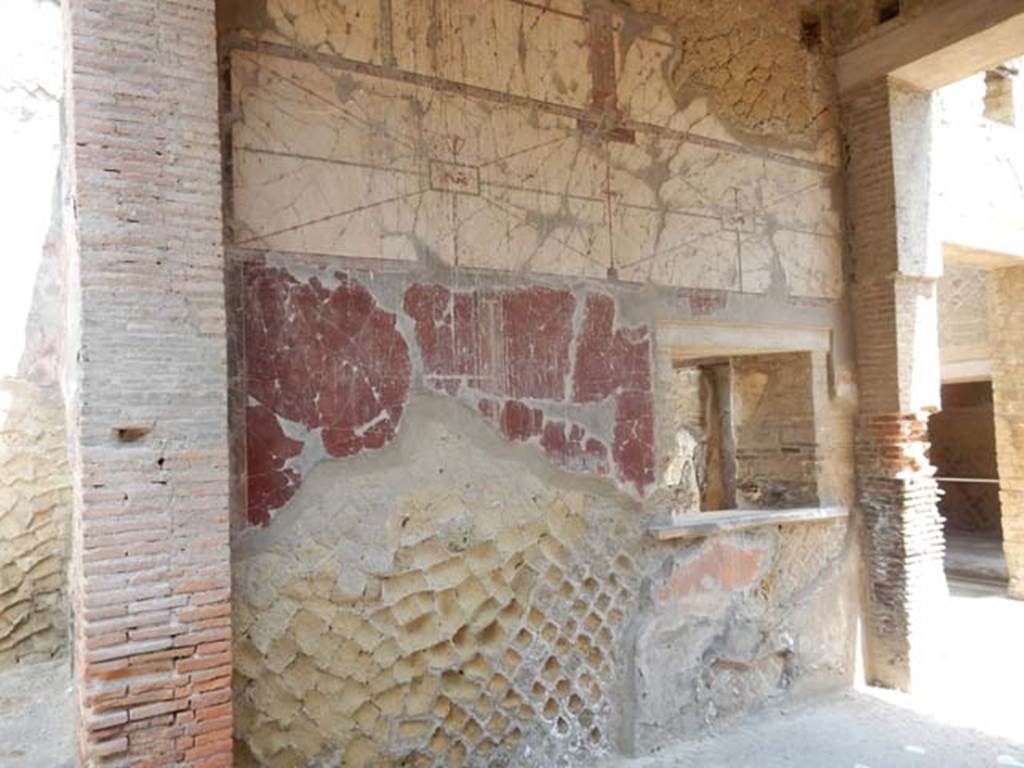VI.29, Herculaneum. May 2018. Tablinum 5, looking towards north wall with window into room 4.
Photo courtesy of Buzz Ferebee.
