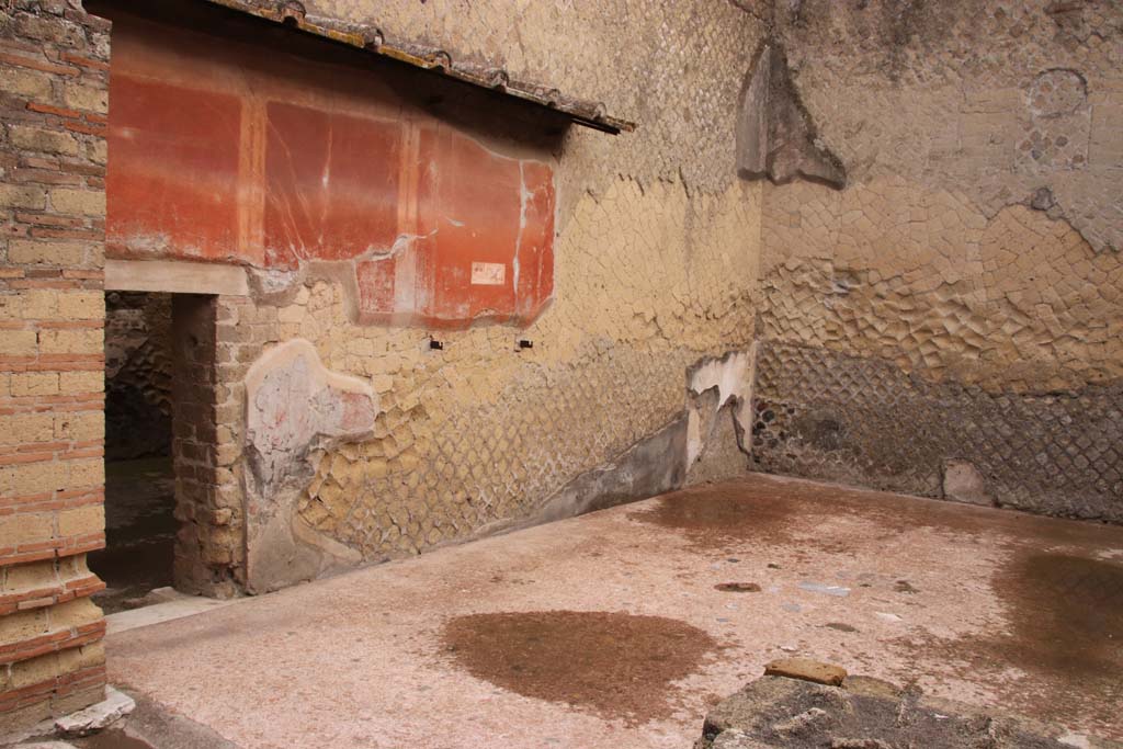 VI.29 Herculaneum. October 2020. Looking east along north wall of triclinium 11. Photo courtesy of Klaus Heese.