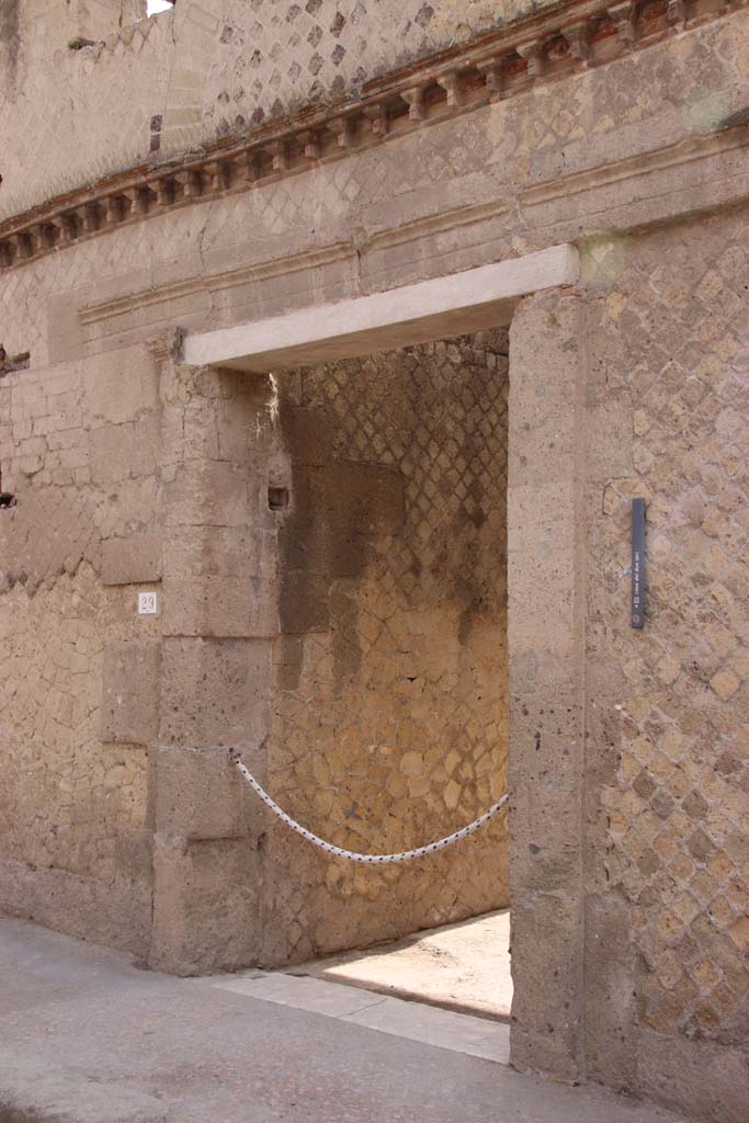 VI.29 Herculaneum. September 2019. Looking towards entrance doorway.
Photo courtesy of Klaus Heese.
