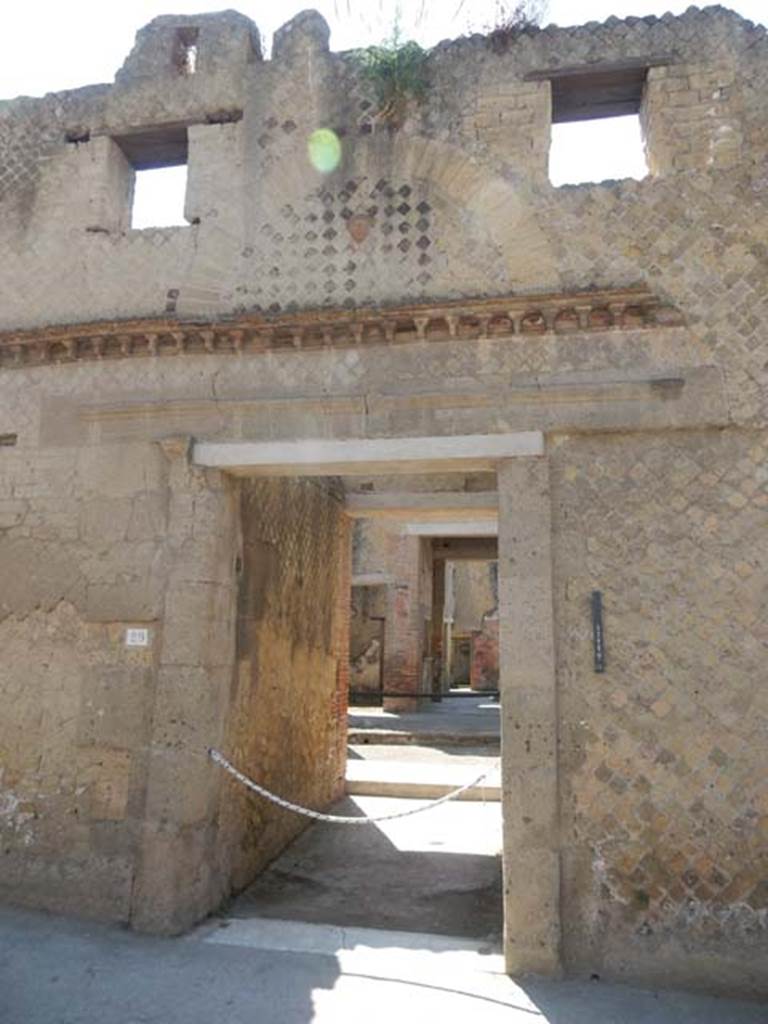 VI.29, Herculaneum. May 2018. Looking east to entrance doorway.
Photo courtesy of Buzz Ferebee.