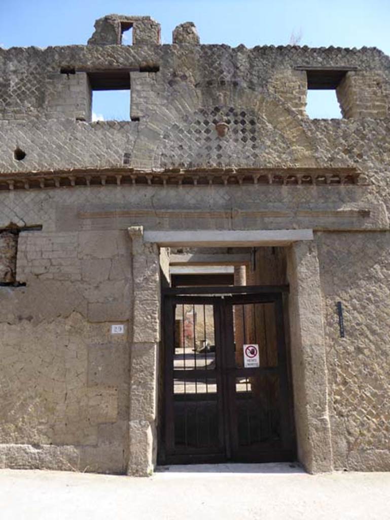 VI 29, Herculaneum, July 2015. Entrance doorway and upper floor above doorway.
Photo courtesy of Michael Binns.