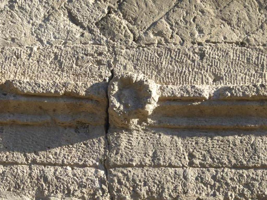 Ins. VI 29, Herculaneum, September 2015. Decoration above doorway.