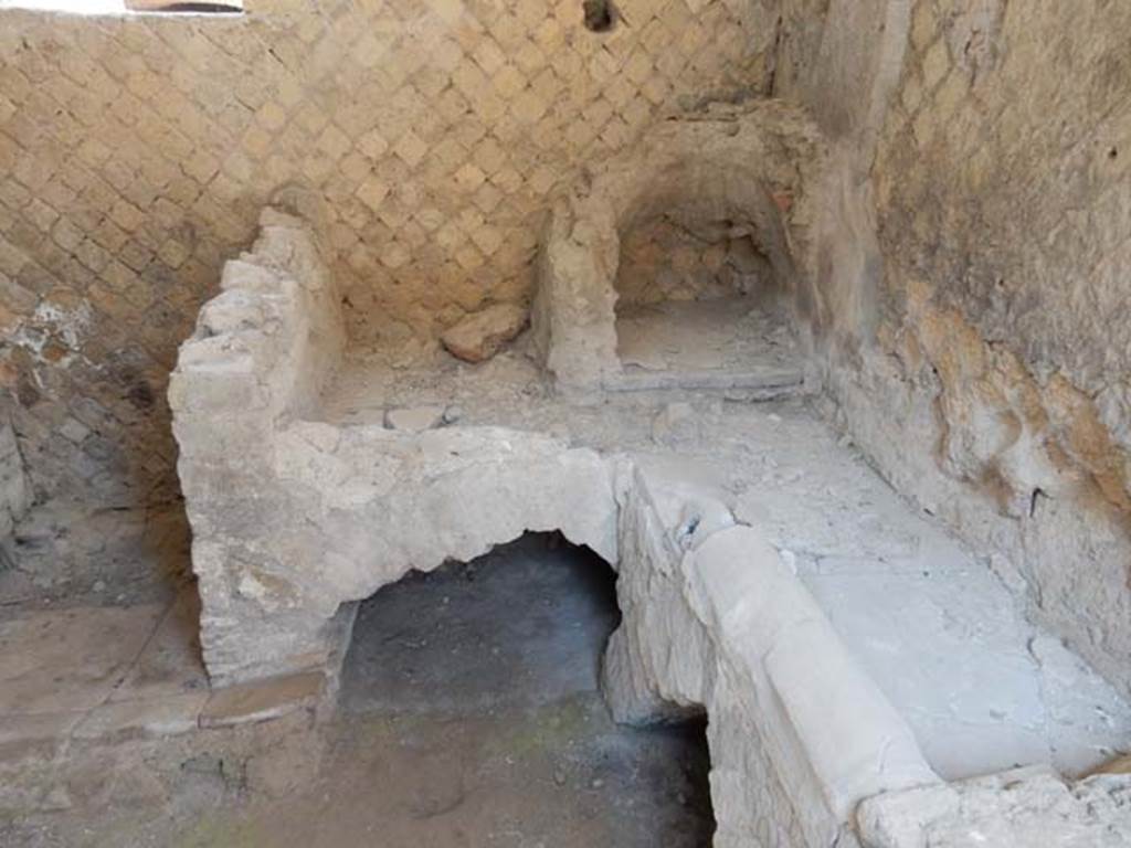 VI.29, Herculaneum. May 2018. Room 1, looking towards north-west corner of kitchen, with L-shaped bench.
The latrine is on the left, under the window. Photo courtesy of Buzz Ferebee.

