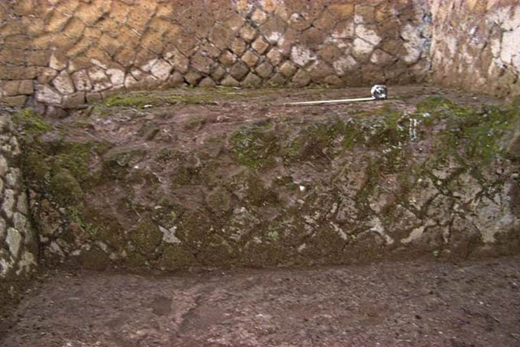 VI.30, Herculaneum. February 2003. Detail of hearth or bench structure against north wall in north-east corner. Photo courtesy of Nicolas Monteix.