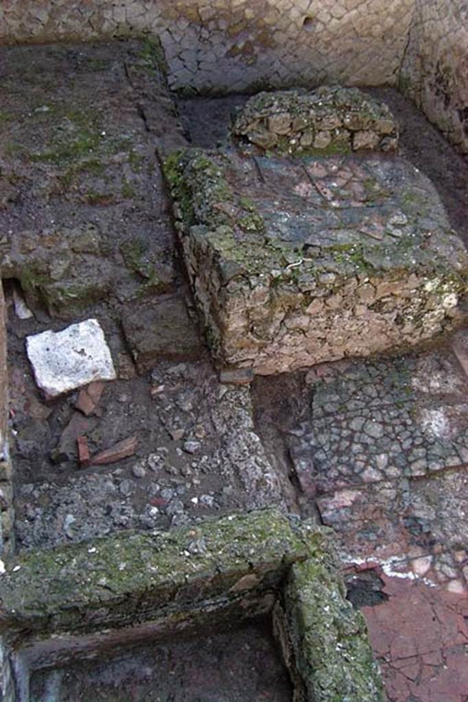 VI.30, Herculaneum. February 2003. Structure in centre of area, looking east. Photo courtesy of Nicolas Monteix.