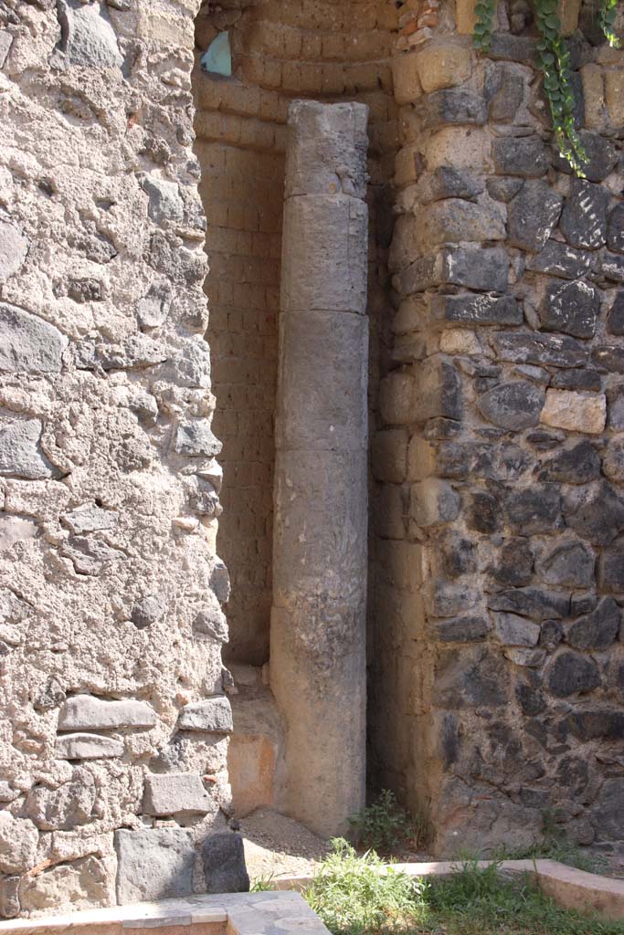 VII.2 Herculaneum. September 2019. Peristyle 10, detail of embedded column. 
Photo courtesy of Klaus Heese.
